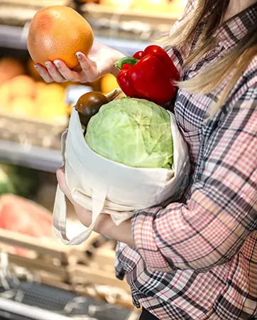 Jeune-fille-tenant-des-fruits-et-légumes